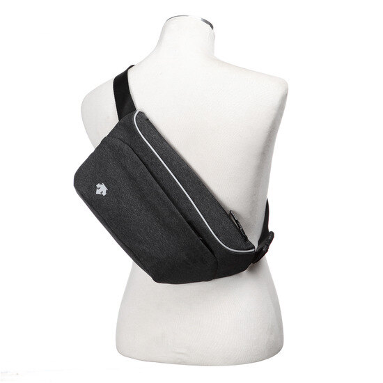 데상트(DESCENTE) [신상품]남녀공용 AAR 세로형 메신저백(L) (S8326VBG05)