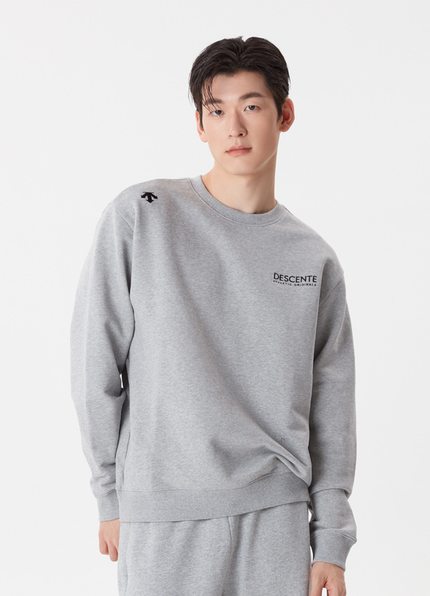 에센셜 스몰워딩 컴포트핏 맨투맨